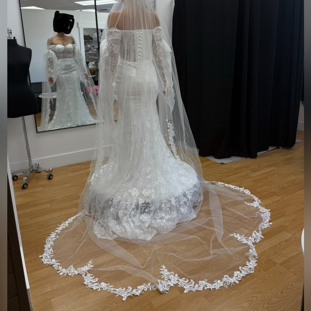 Elegant White Lace Wedding Dress with Veil